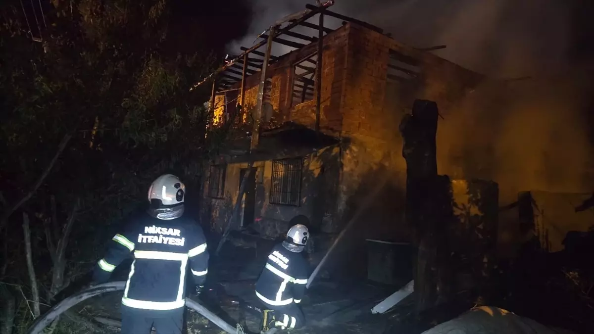 Niksar\'da Ev Yangını: Kullanılamaz Hale Geldi