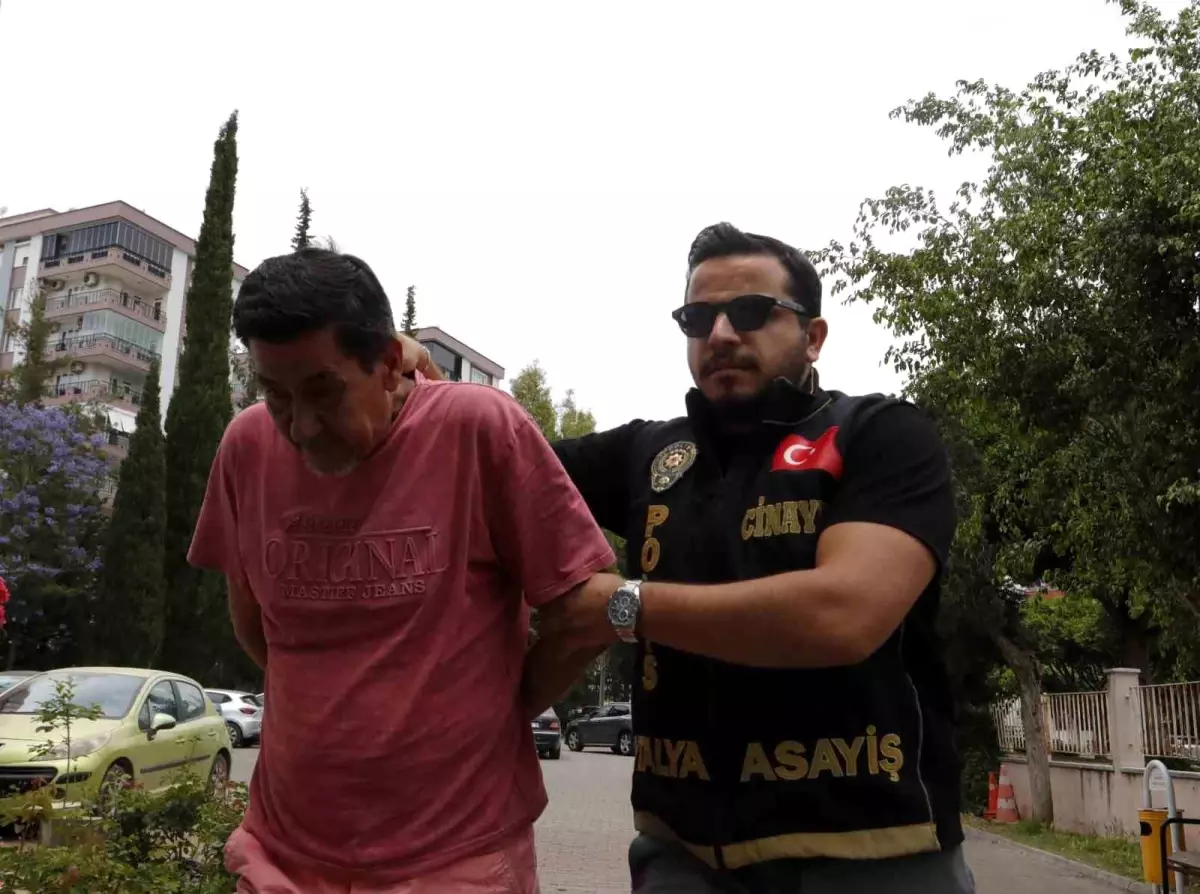 Antalya\'da Baba Oğlunu Bıçaklayarak Öldürdü