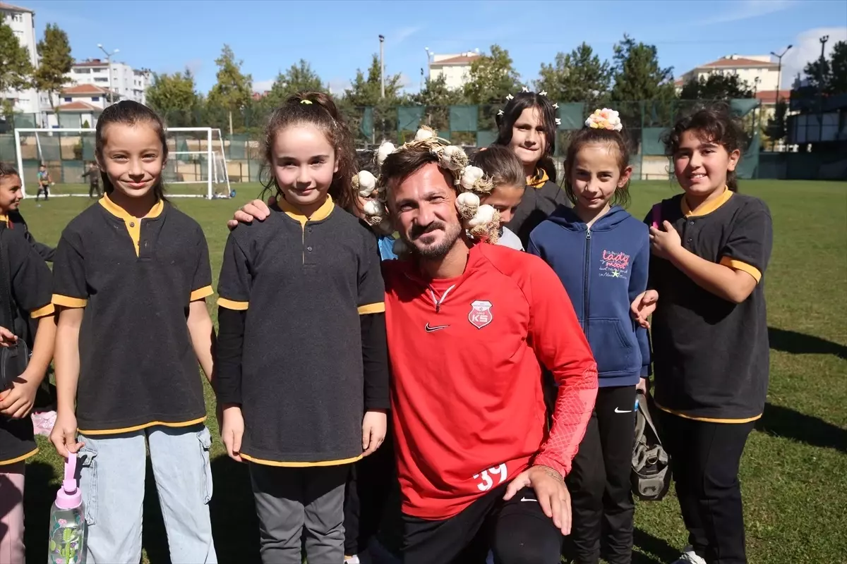 Öğrencilerden Futbolculara Sarımsak Tacı