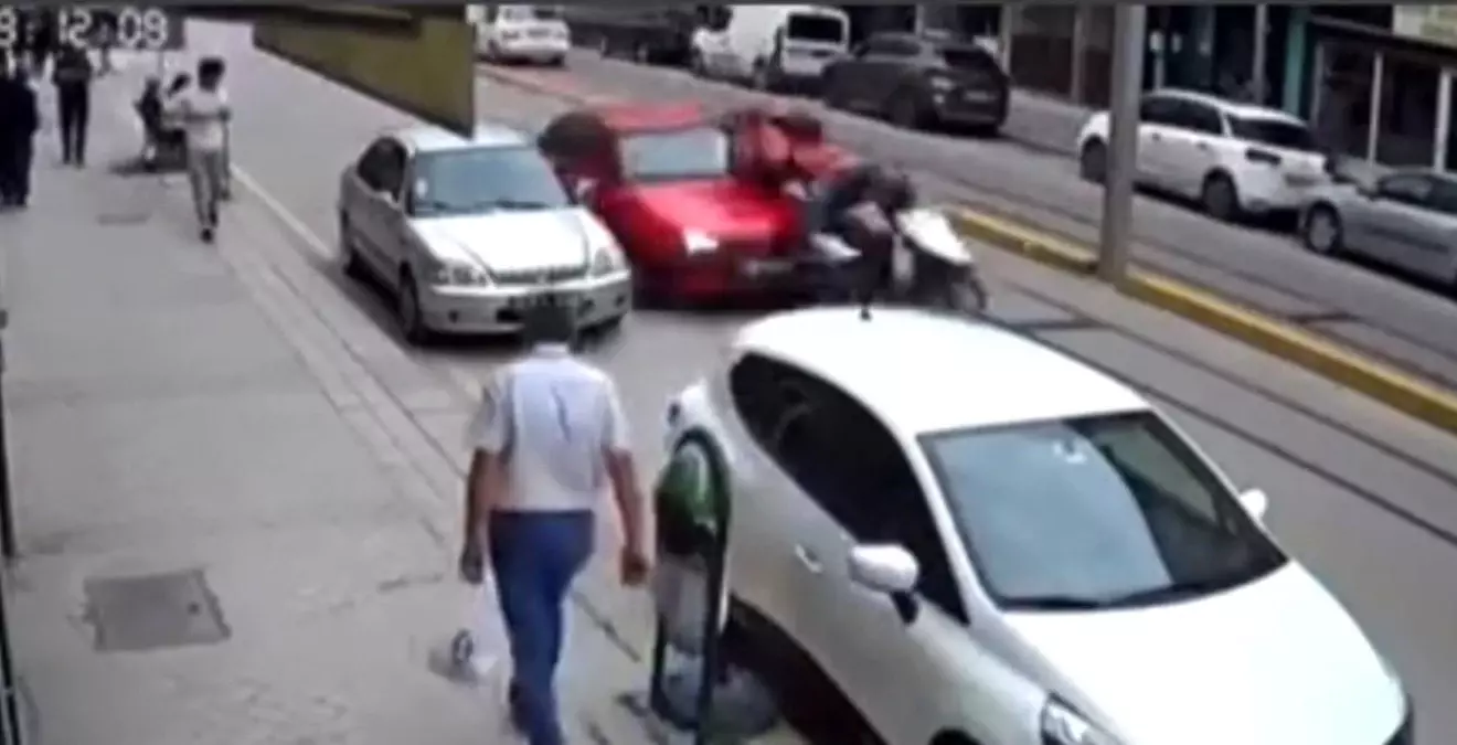 Eskişehir\'de Motosikletli Kurye Kazası