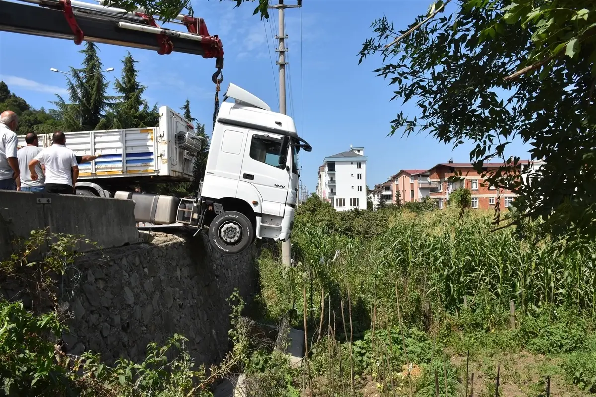 Freni Boşalan Tır Duvara Çarptı