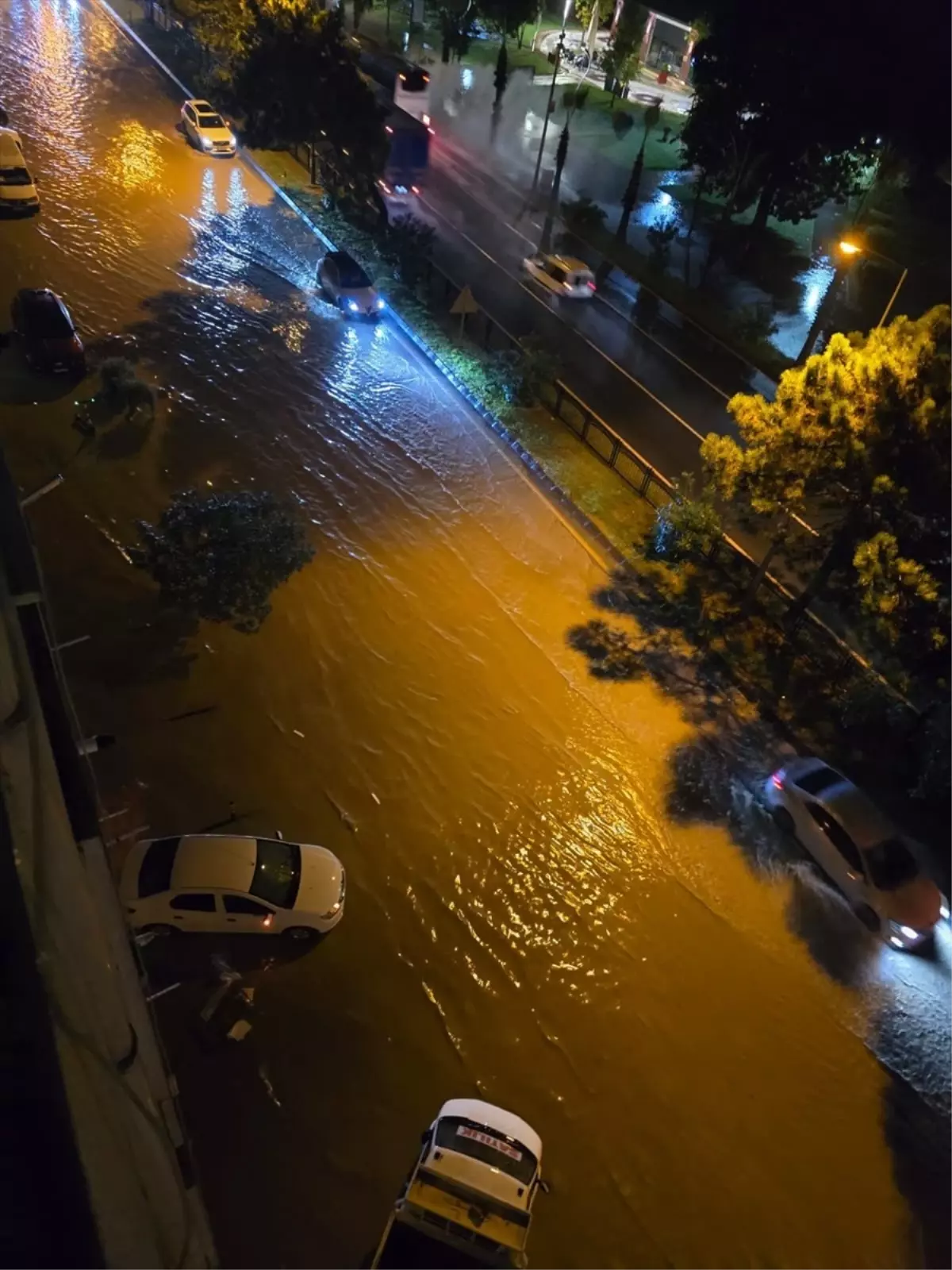 Fatsa ve Kumru\'da Sağanak Yağış Sel Oluşturdu