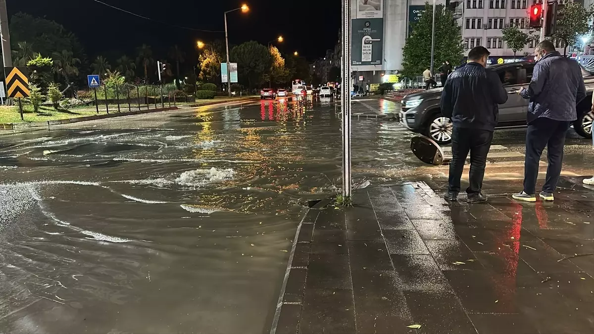 Fatsa\'da sağanak yağış su baskınlarına neden oldu