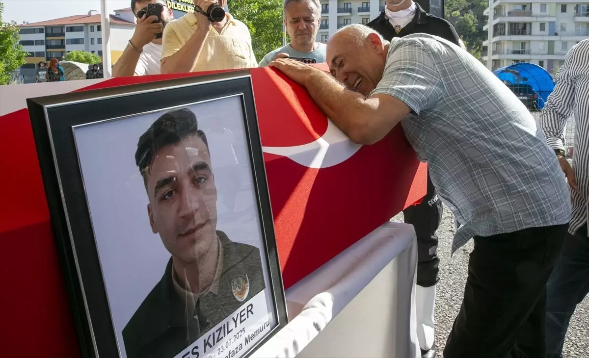 Orman yangını şehitlerinden Enes Kızılyer, Karabük\'te son yolculuğuna uğurlandı