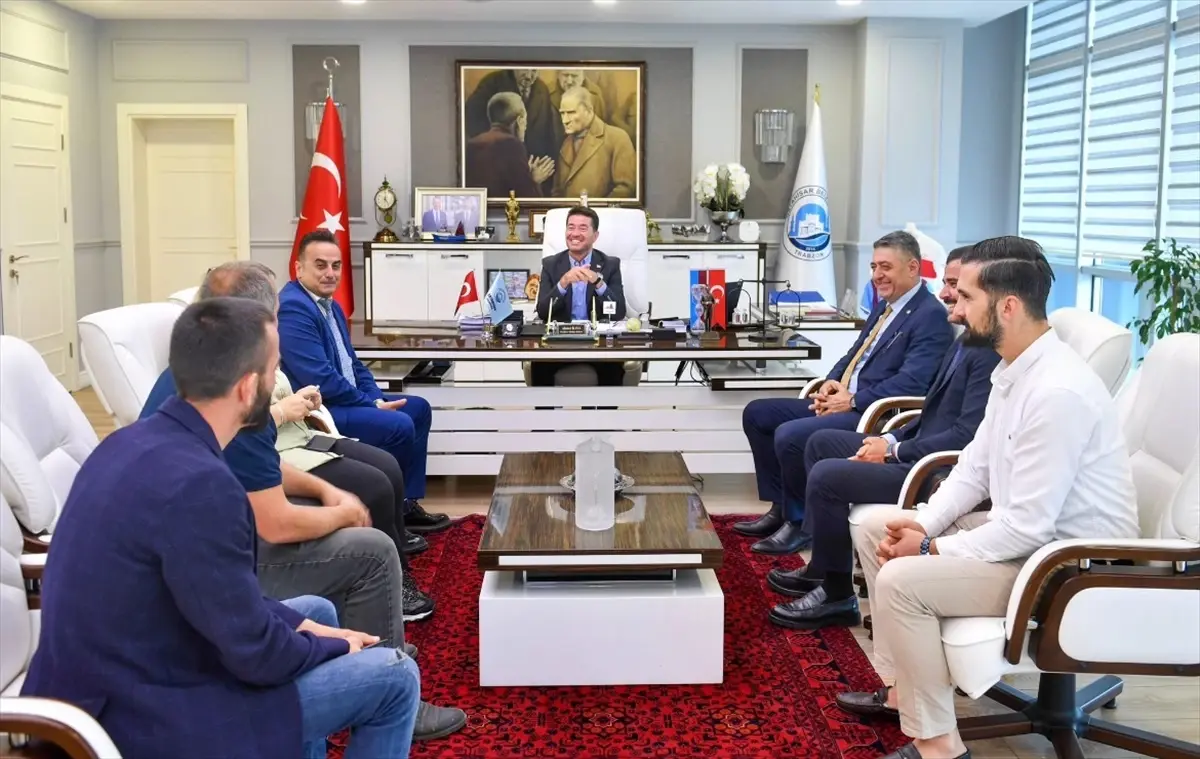 Temizlik Personelinden Çocuklara Şarkı ve İkram