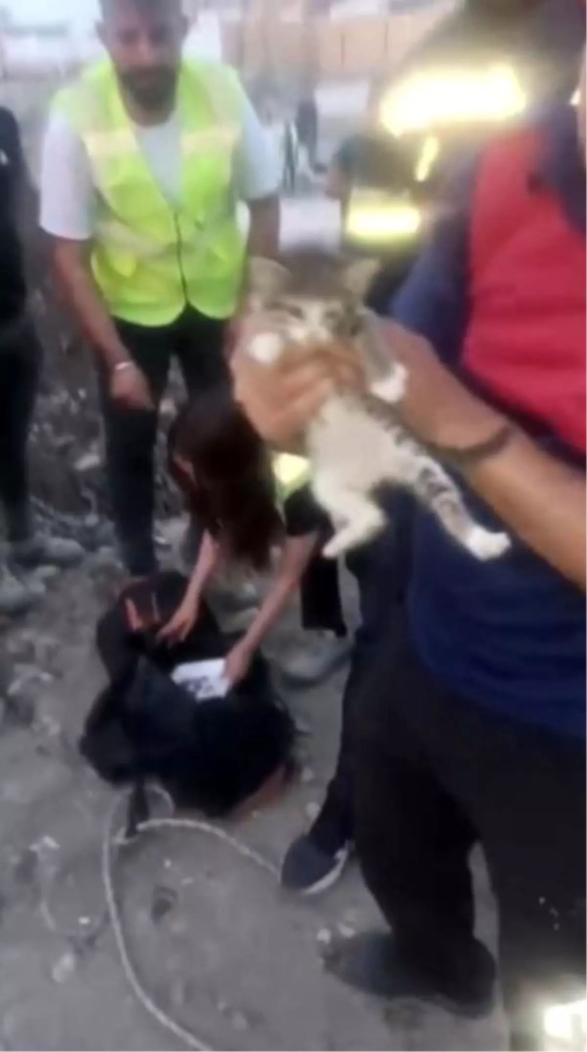 Osmaniye\'de Yavru Kedi Fore Kazık Kuyusundan Kurtarıldı