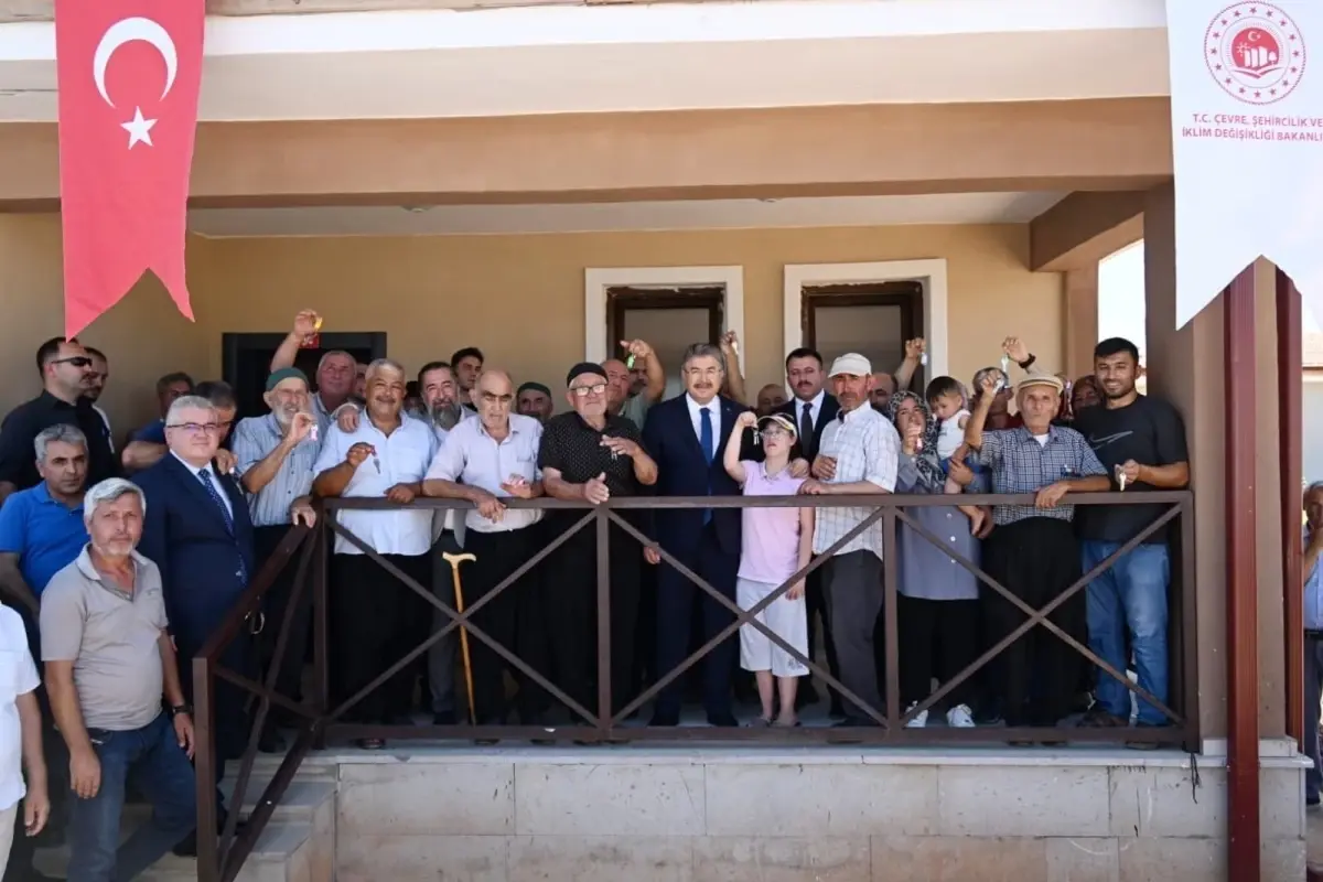 Düziçi\'nde Depremzedelere 32 Köy Evi Teslim Edildi