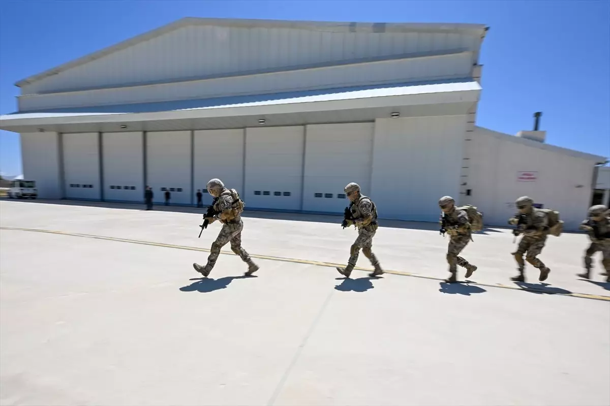 Van\'da Özel Harekat Polislerinin Tatbikatı