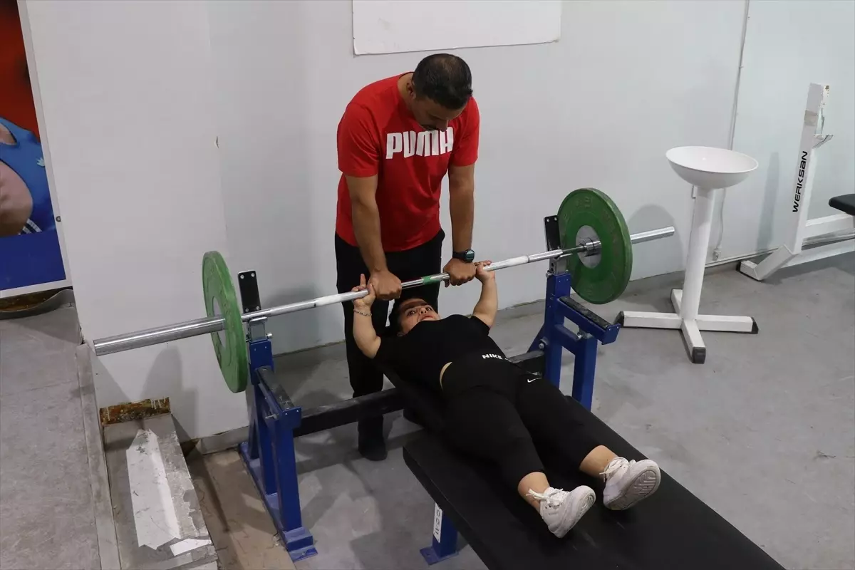 Paralimpik sporcu yüzmedeki başarısını halterde de sürdürmek istiyor