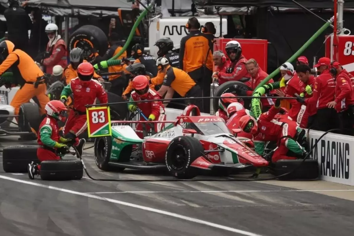 Pilot, aracının freni tutmayınca kendi ekibine çarptı: 4 yaralı