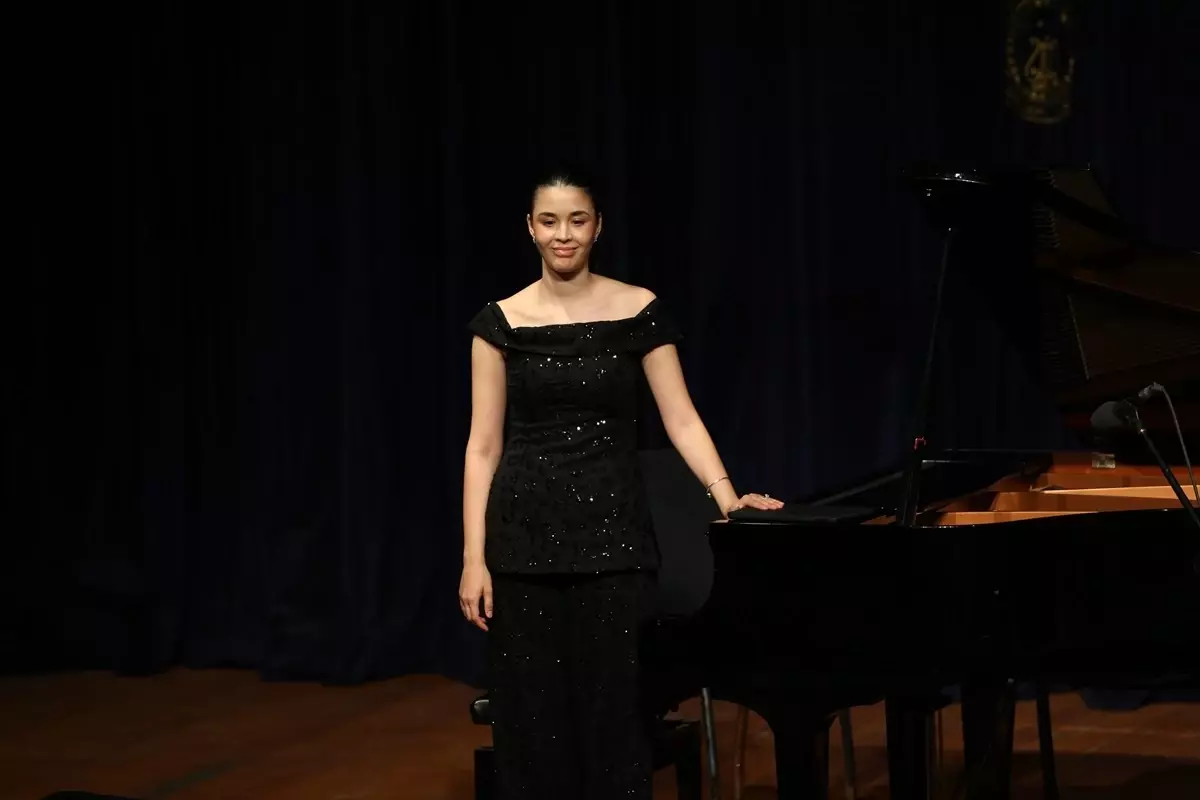 İraz Yıldız İskenderun\'da Konser Verdi