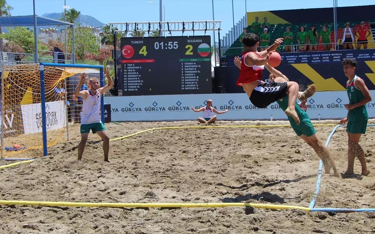 Alanya\'da 17 Yaş Altı Hentbol Şampiyonası Devam Ediyor