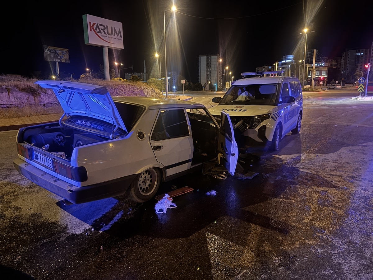 Kayseri\'de Polisle Çarpışan Sürücü Yaralandı
