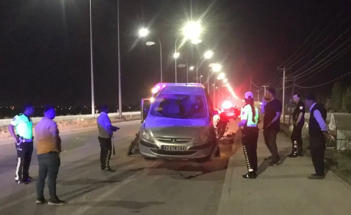 Ereğli\'de Aydınlatma Direğine Çarpan Otomobilden Fırlayan Yolcu Hayatını Kaybetti