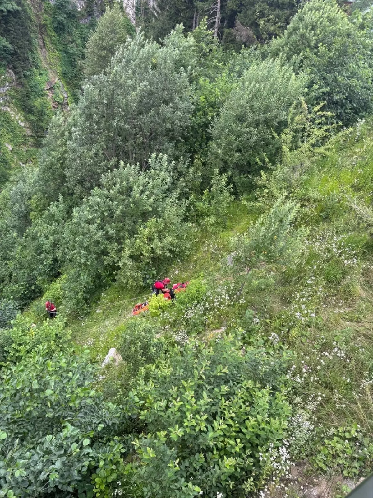 Rize\'de Dere Yatağına Düşen Adam Kurtarıldı