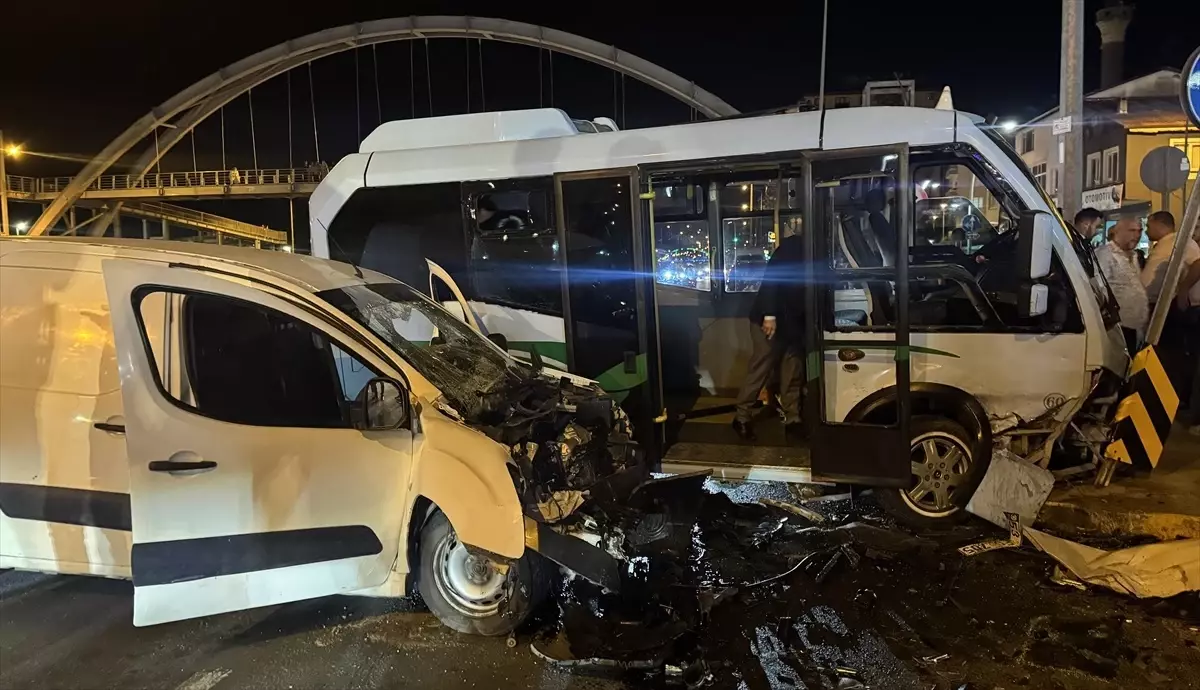 Rize\'de minibüs ile hafif ticari aracın çarpıştığı kazada 10 kişi yaralandı
