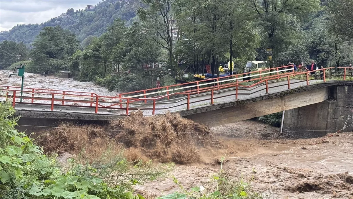Rize\'de sel ve heyelanla mücadele! Ayder Yaylası\'nın yolu ulaşıma kapandı