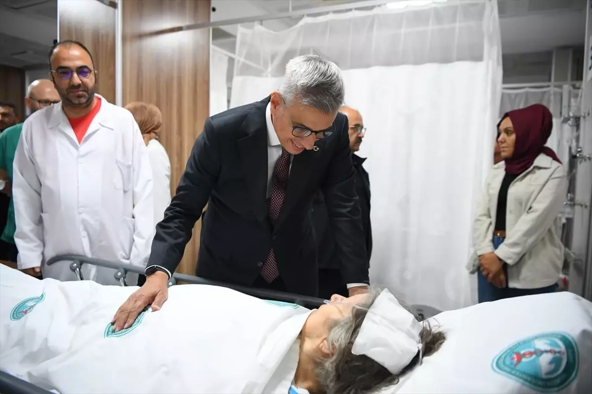 Bakan Memişoğlu Depremzedeleri Ziyaret Etti