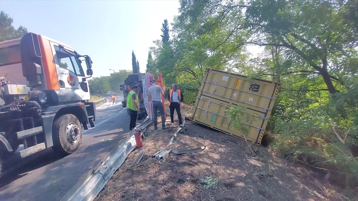 Akyazı\'da Tır Devrildi, Trafik Aksadı