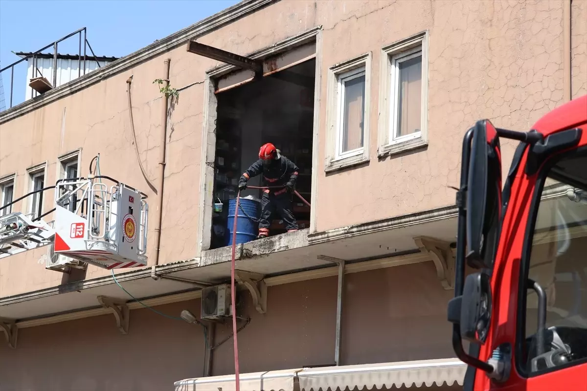 Arifiye\'de Depo Yangını Kontrol Altına Alındı