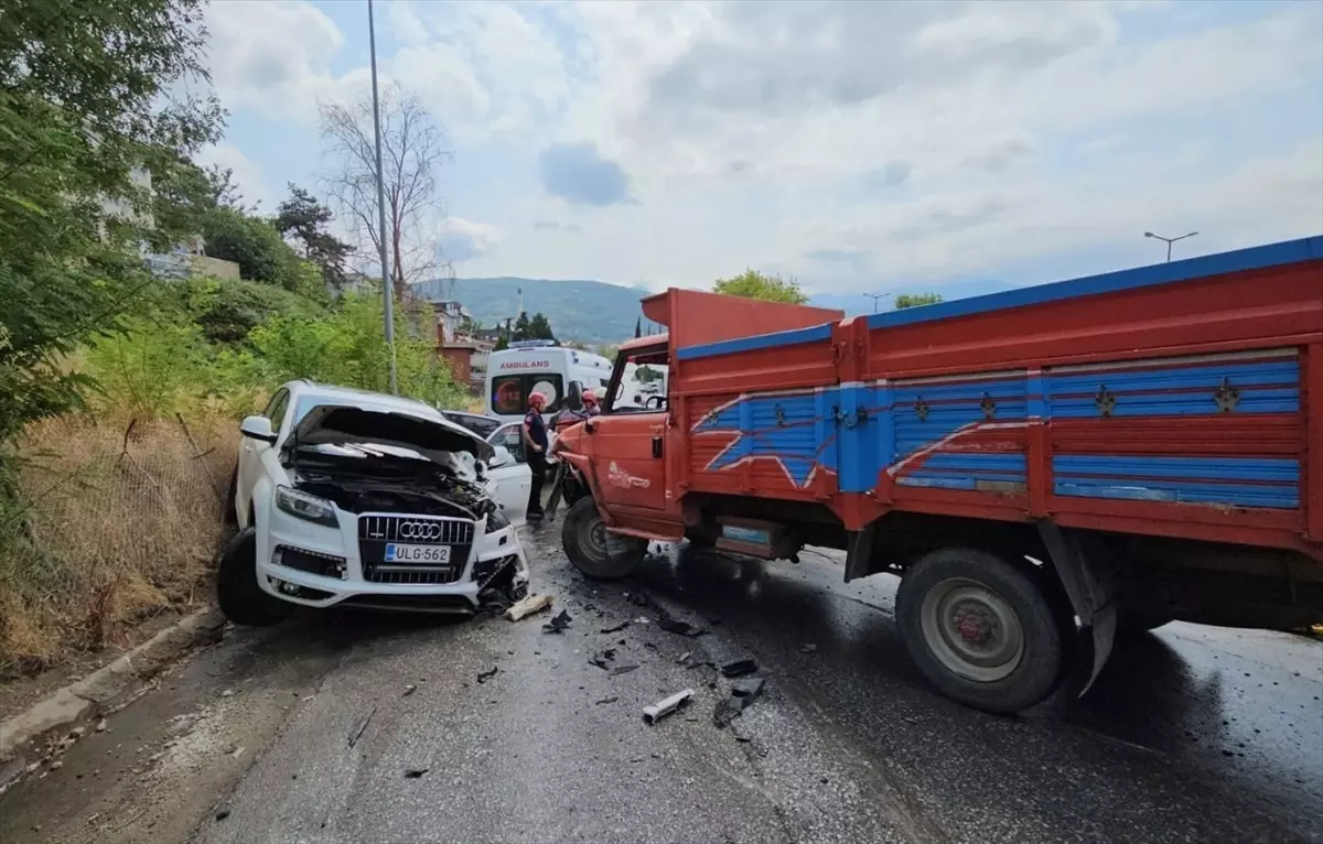 Sapanca\'da Kamyonet ile SUV Çarpıştı: 5 Yaralı