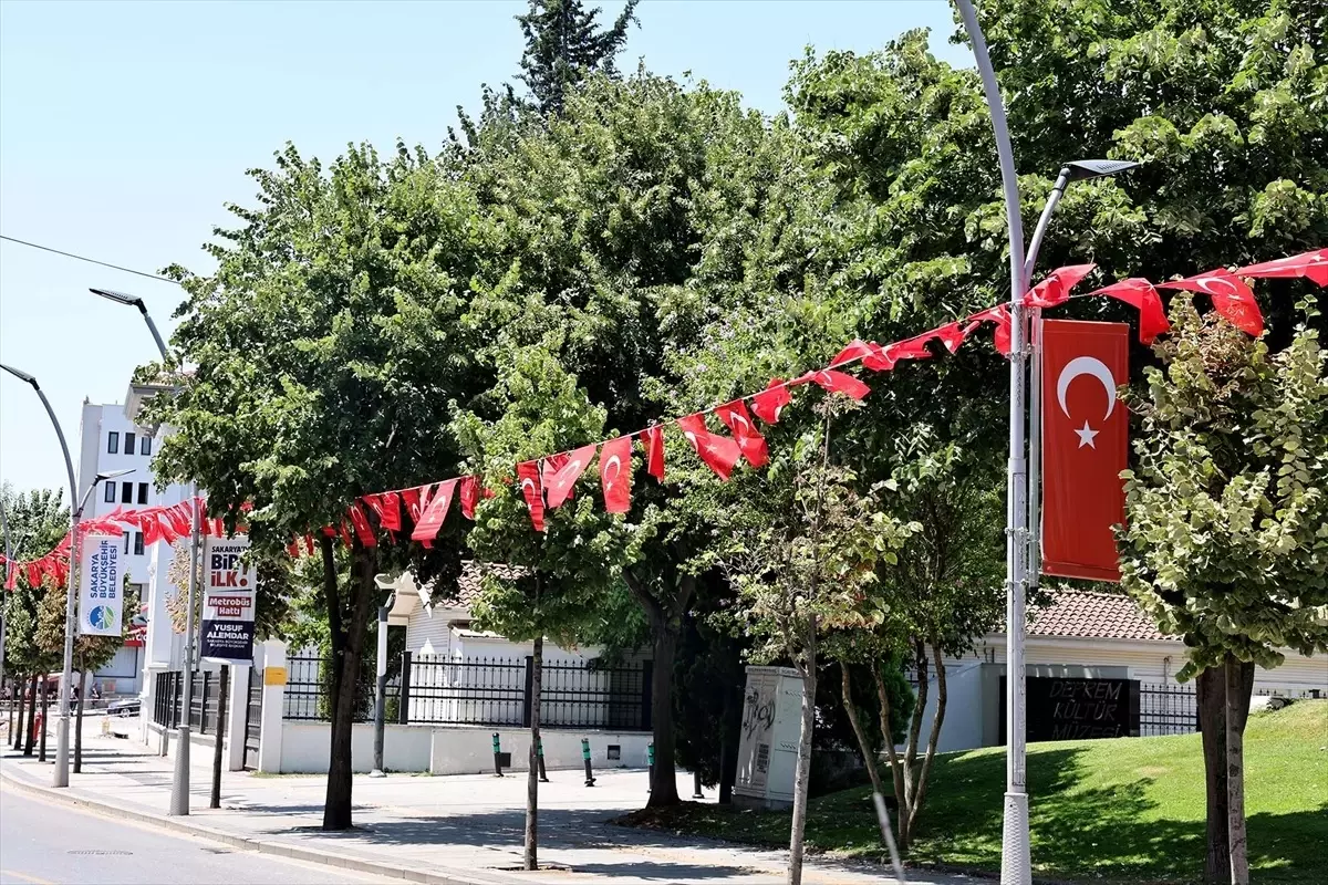 Sakarya\'dan "Terörsüz Türkiye"ye ay yıldızlı bayraklarla destek