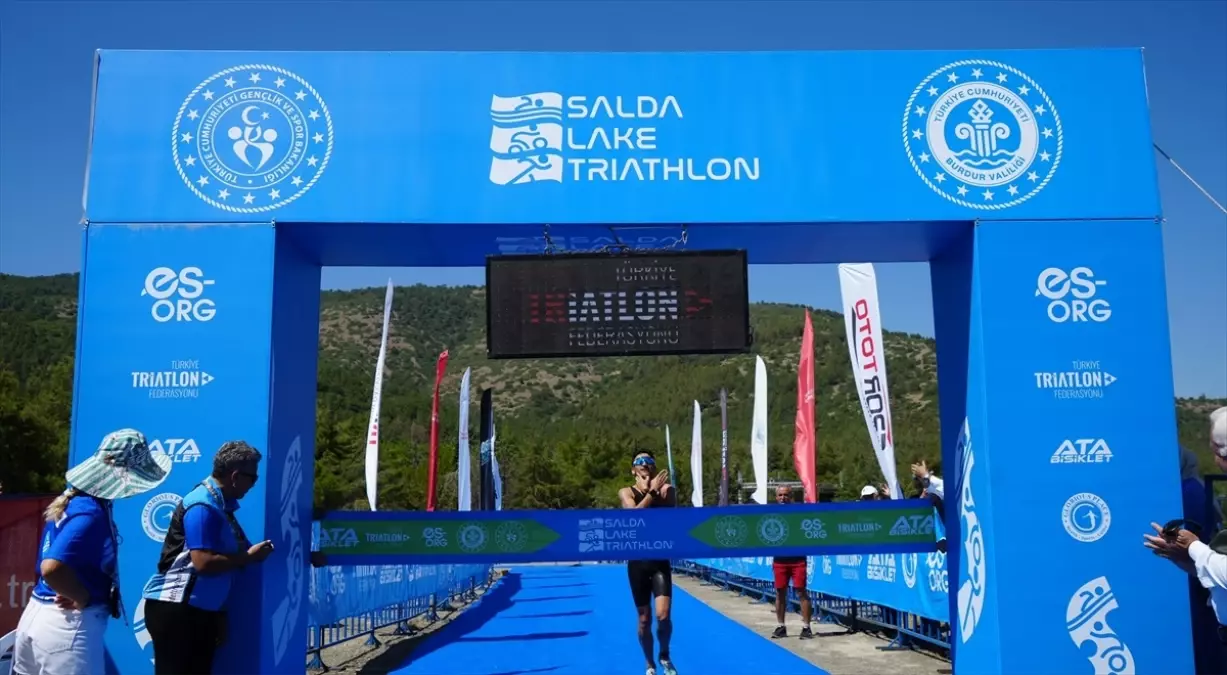 Salda Gölü\'nde Triatlon Yarışması
