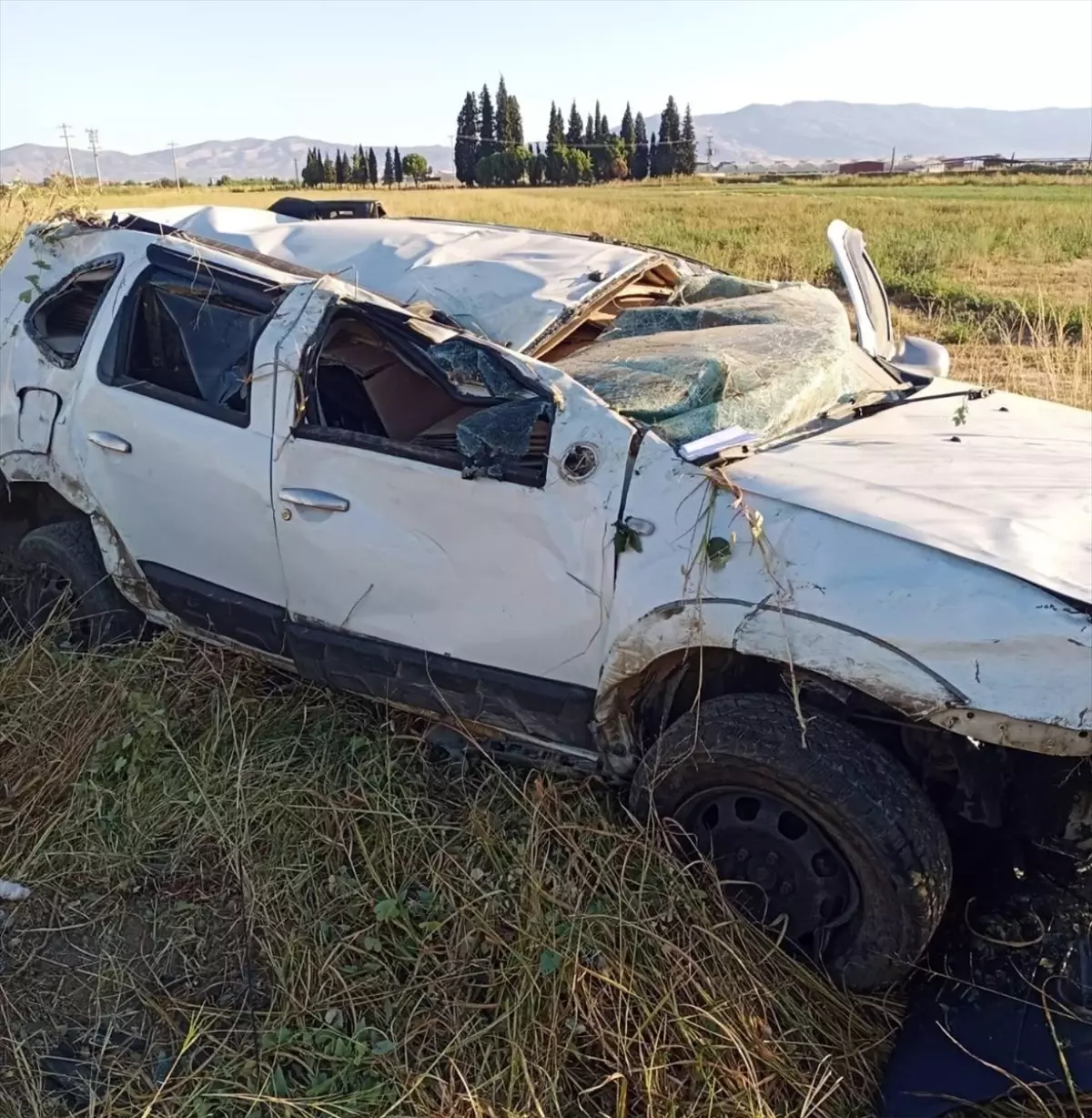 Manisa\'da Tarlaya Devrilen Otomobilin Sürücüsü Yaralandı