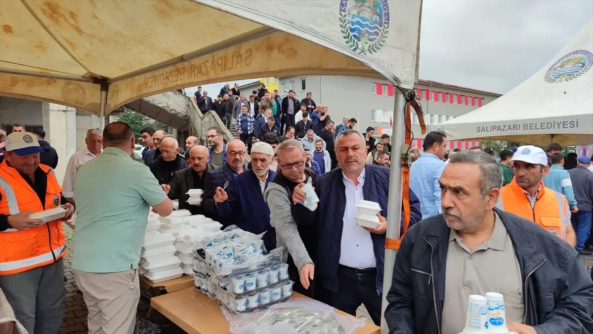 Salıpazarı\'nda Ahilik Pilavı Dağıtıldı