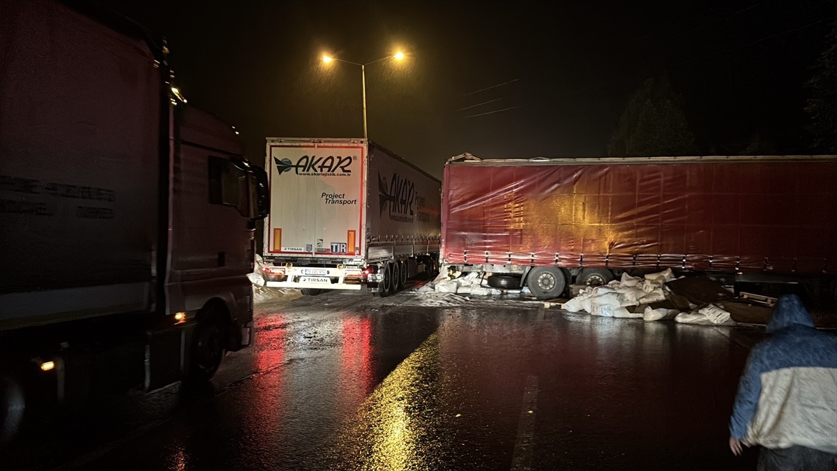 Samsun\'da Tır Kaza Yaptı, Yol Kapandı
