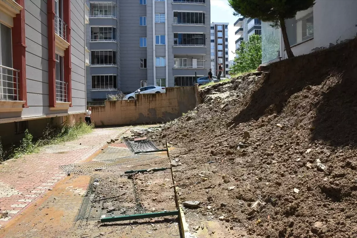 Samsun\'da Sağanak Duvarı Çöktürdü