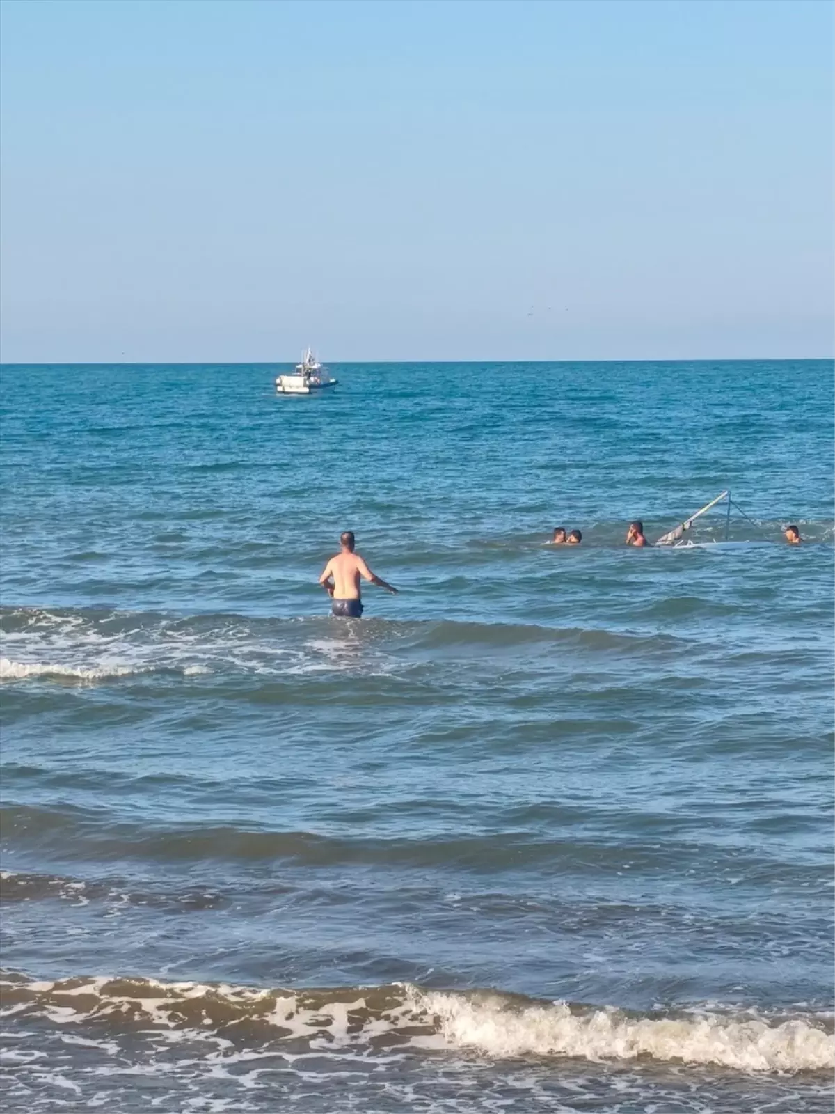 Samsun\'da Tekne Alabora Oldu, 5 Kişi Kurtarıldı