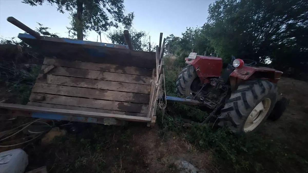 Kavak\'ta Traktör Devrildi: Sürücü Yaralı