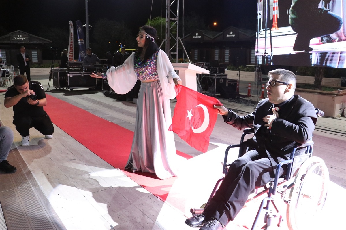 Engelsiz Işıklar Havuz Başı Defilesi