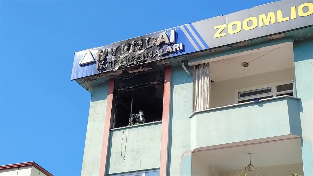 Tekkeköy\'de Yangın: 84 Yaşındaki Adam Hastaneye Kaldırıldı