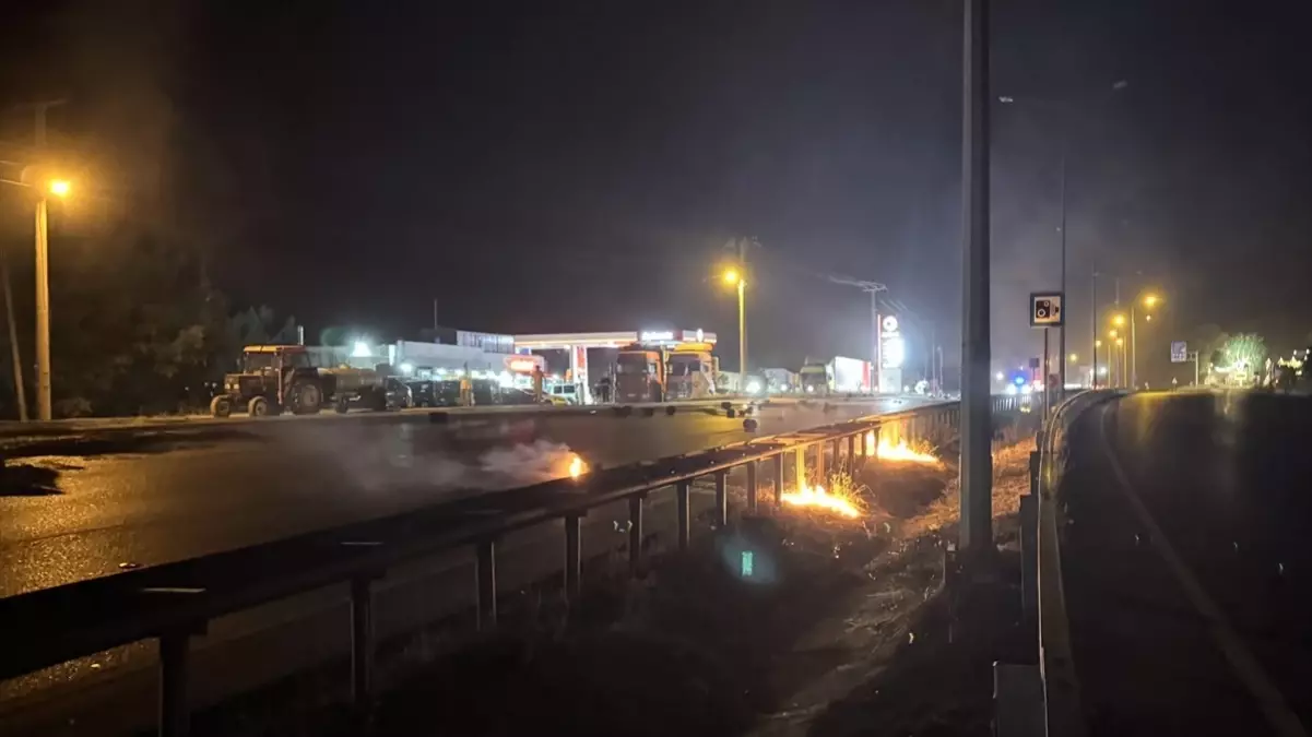 Tehlikeli anlar! Dorsesinde yangın çıkan tır alevlerle 8 kilometre ilerledi