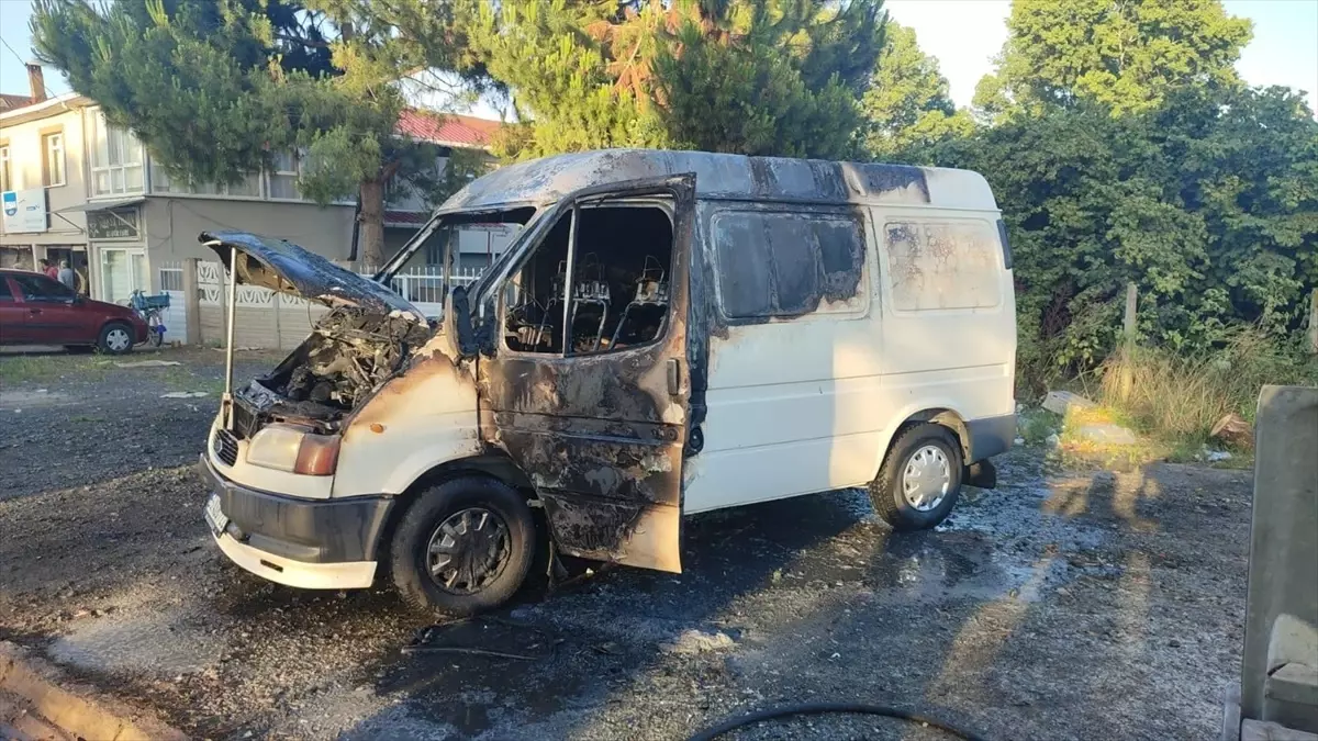 Samsun\'da Park Halindeki Minibüs Yandı