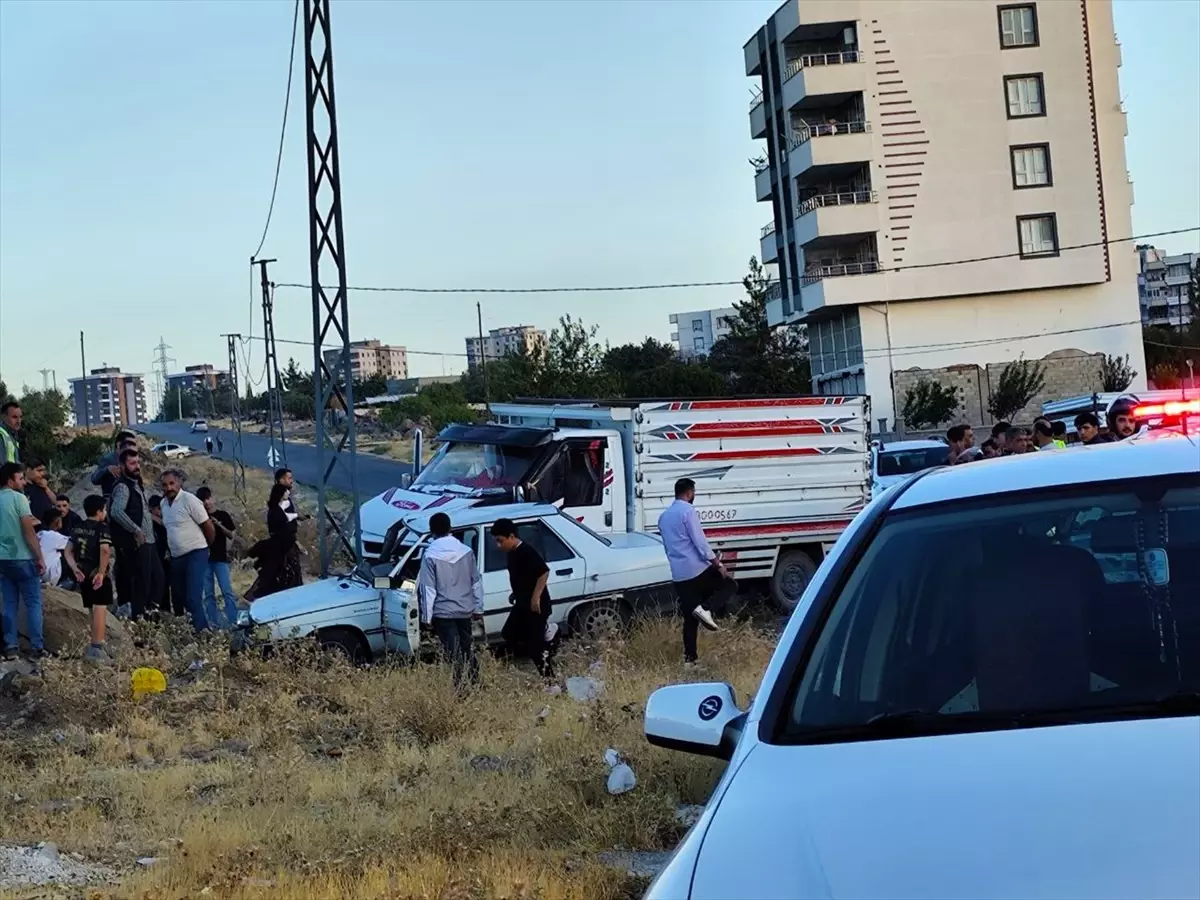 Siverek\'te Trafik Kazası: 3 Yaralı