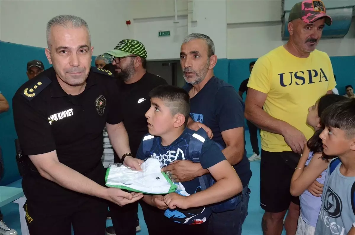 Sarıkamış\'ta Sporculara Forma Hediye Edildi