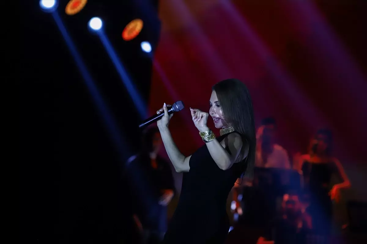 Ebru Yaşar Van\'da Konser Verdi