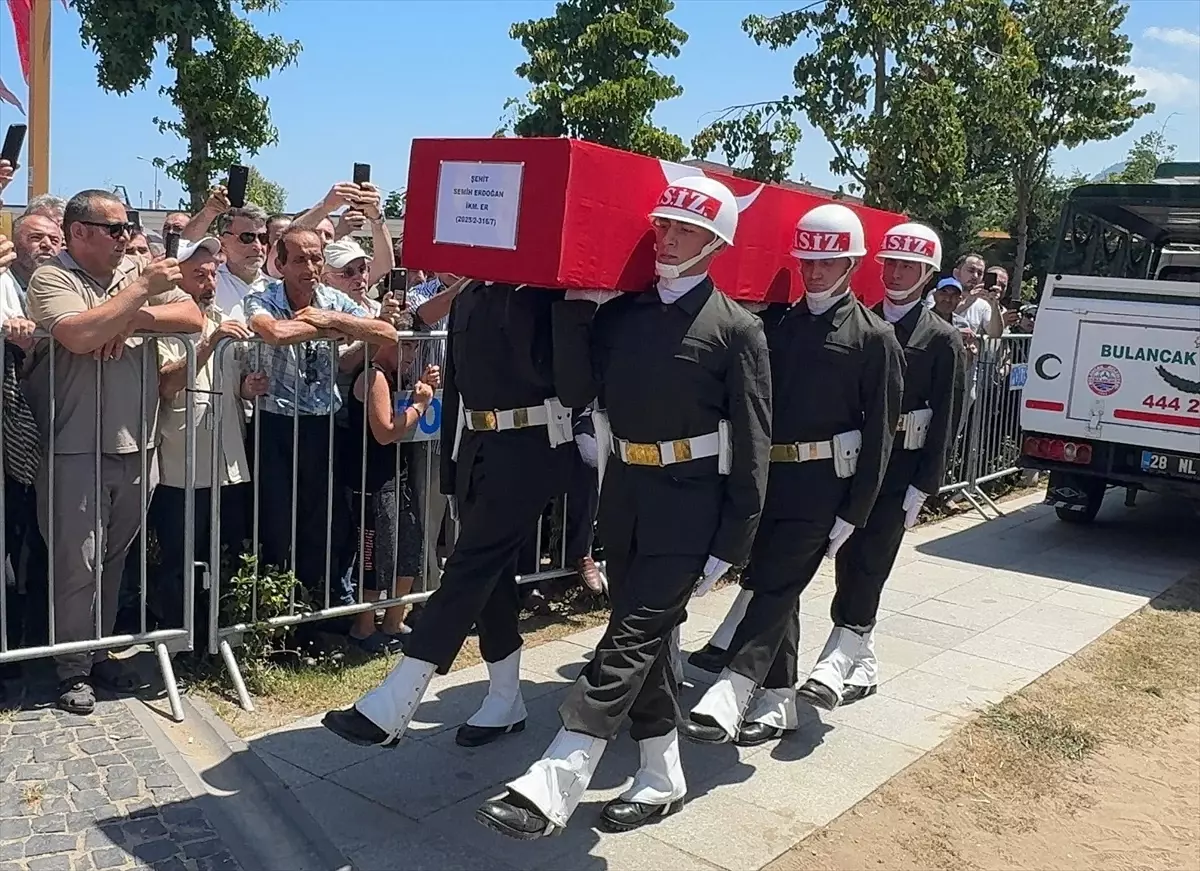 Şehit İkmal Er Semih Erdoğan, Giresun\'da son yolculuğuna uğurlandı