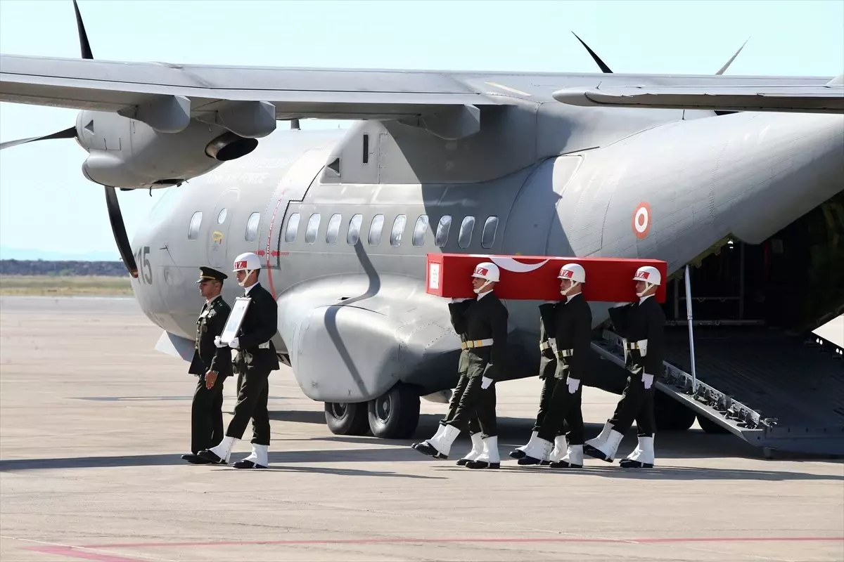 Şehit İkmal Er Semih Erdoğan\'ın naaşı Giresun\'a getirildi