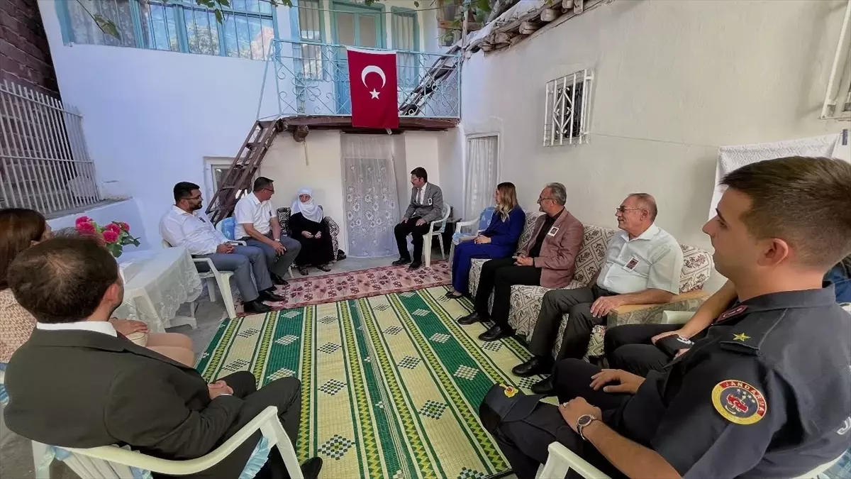 Şehit öğretmen Rüstem Şen Ağın\'da anıldı