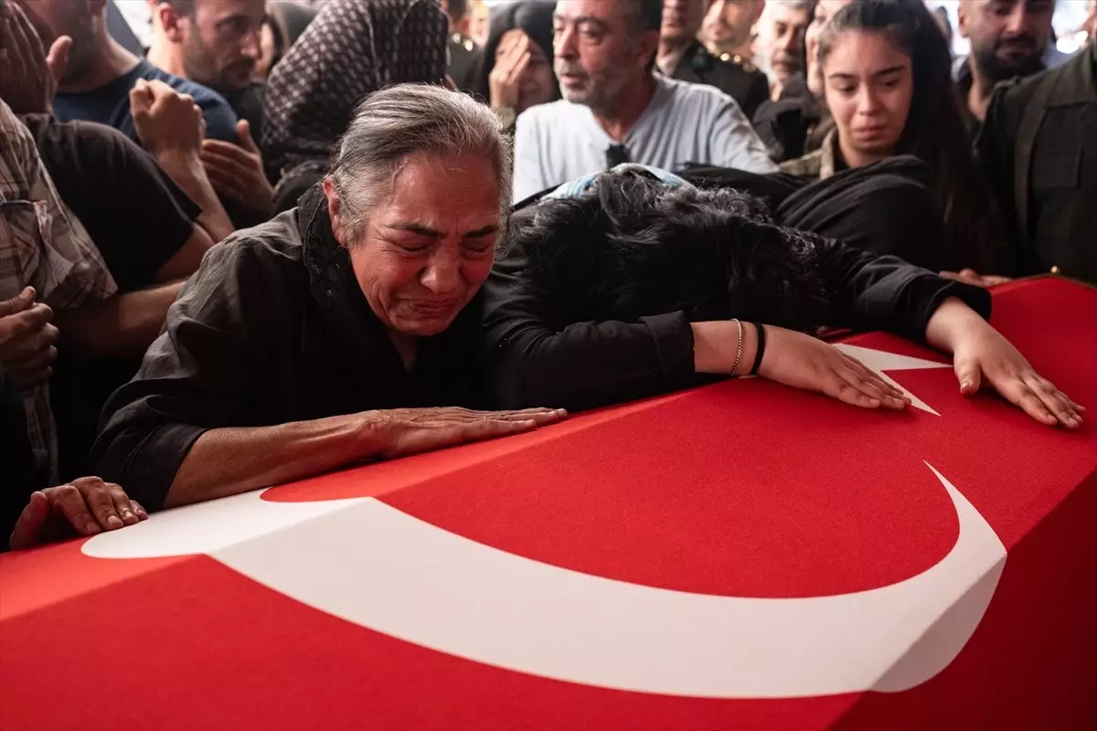 Şehit Piyade Sözleşmeli Er Ahmet Gültekin İstanbul\'da son yolculuğuna uğurlandı