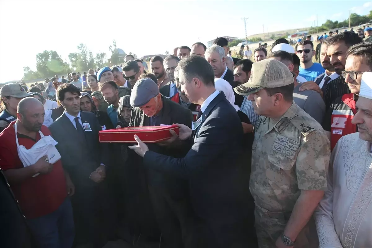 Şehit Piyade Sözleşmeli Er Yeşildemir, memleketi Bitlis\'te son yolculuğuna uğurlandı