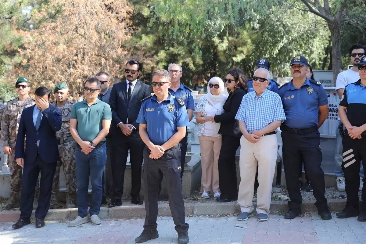 Şehit polis memuru Cem Kerman, Edirne\'de kabri başında anıldı