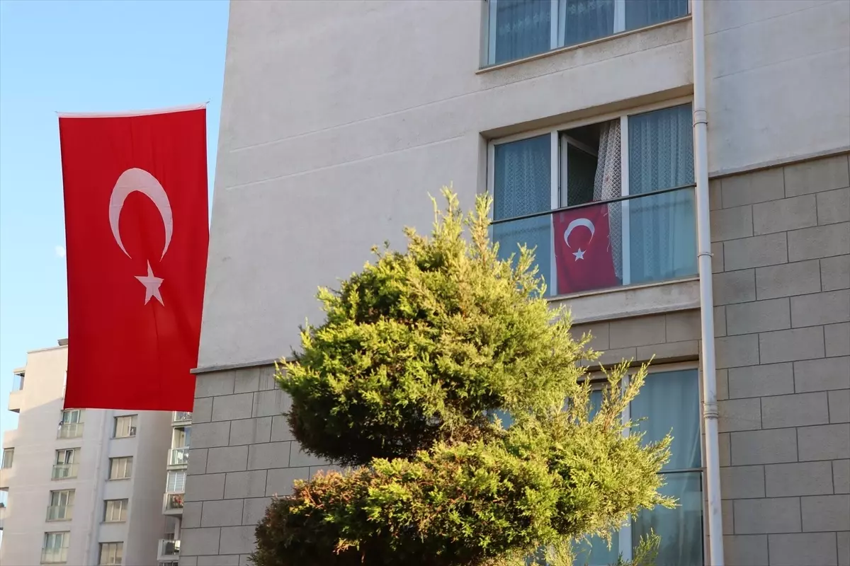 Şehit Üsteğmen Ege Akar\'ın İzmir\'deki ailesine şehadet haberi verildi