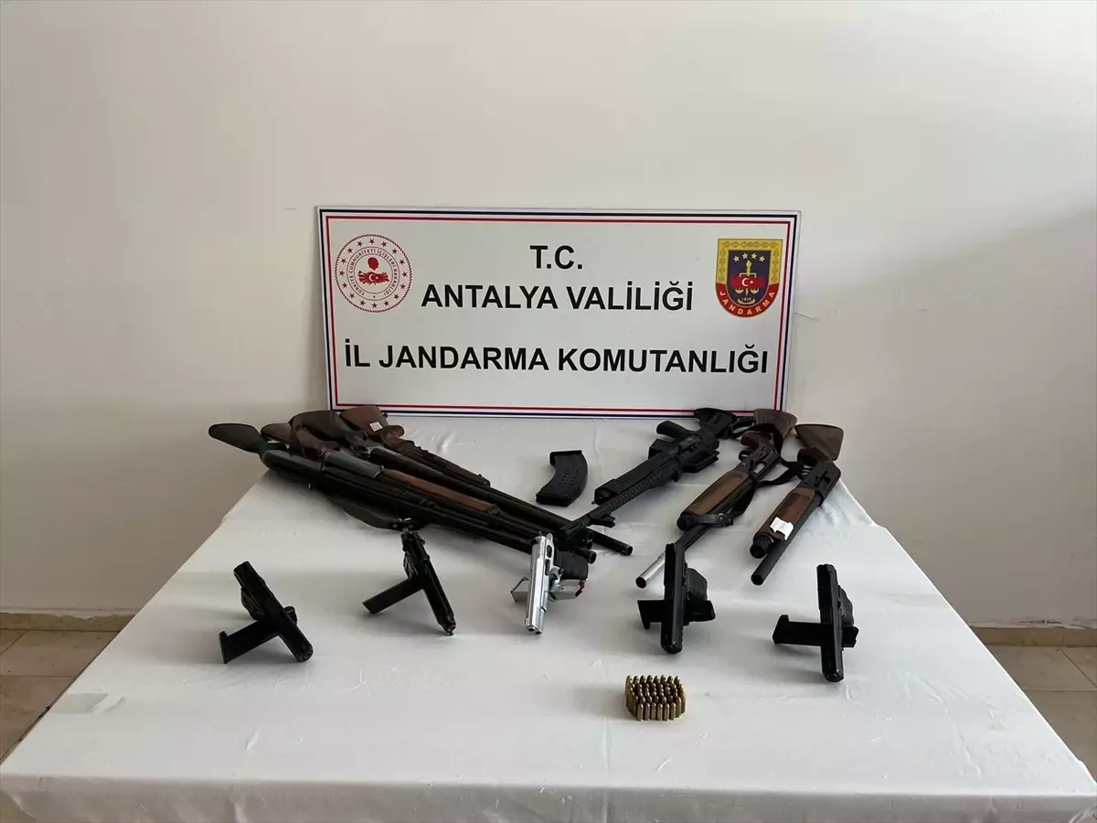 Antalya\'da Kaçak Silah Operasyonu