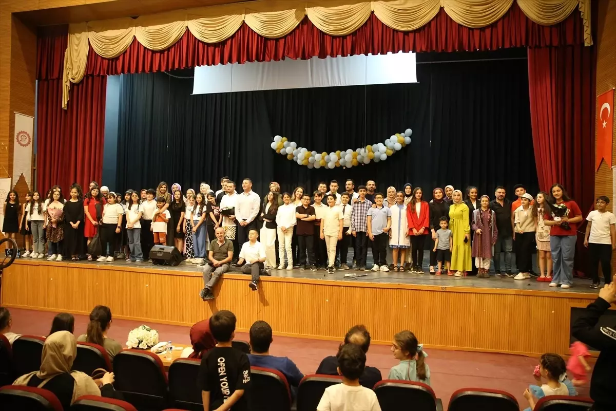 Siirt\'te öğrencilerden yıl sonu gösterisi