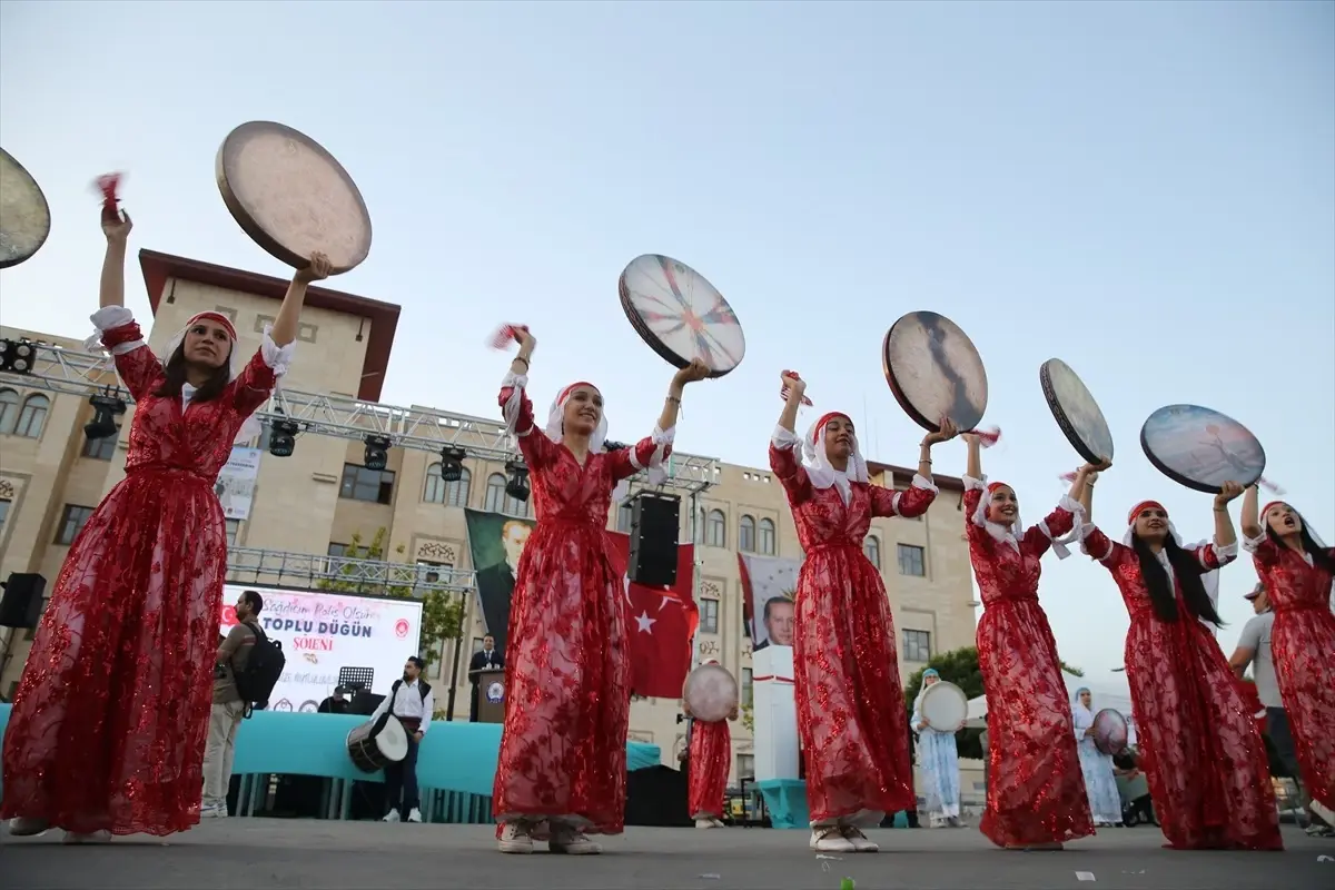 Siirt\'te 40 Çift Toplu Düğün Töreni Düzenlendi